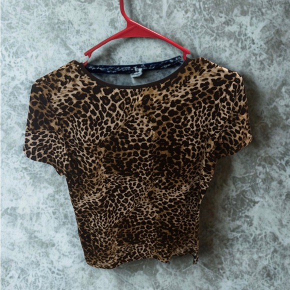 Leopard Print Women's Top Size Small. Can Be Paired With Anything. - Picture 4 of 5